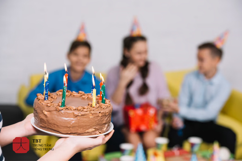 Tặng chiếc bánh sinh nhật kèm lời chúc tiếng Trung là món quà sinh nhật đáng nhớ