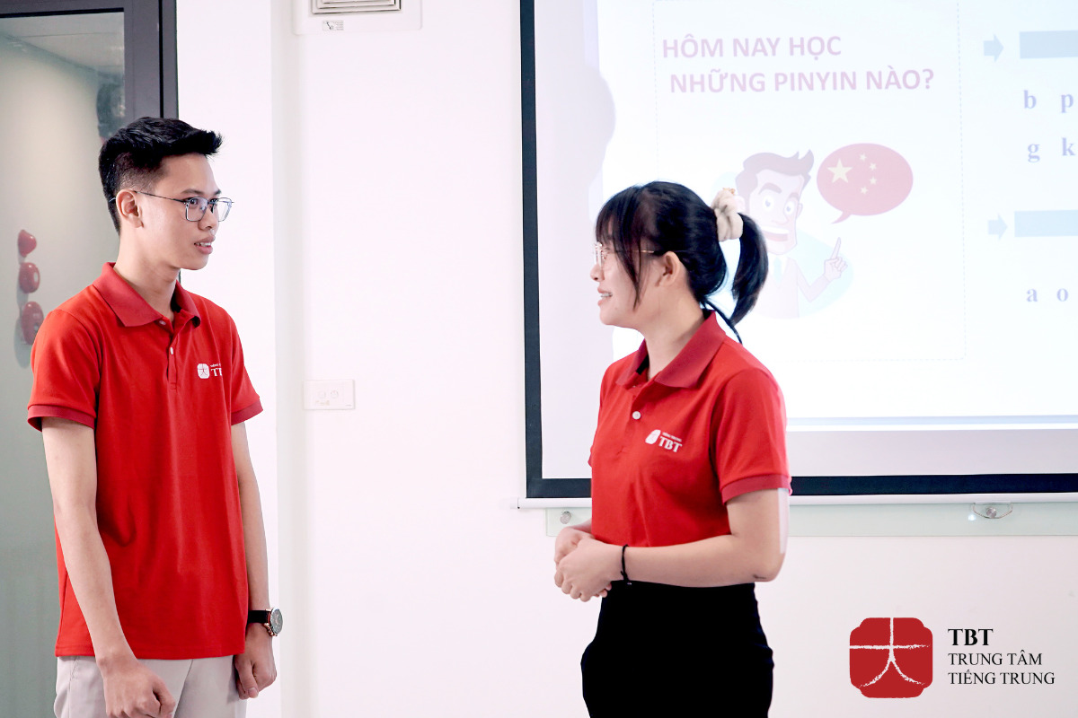 Các bạn học sinh đang rèn luyện kỹ năng giao tiếp tiếng Trung với nhau